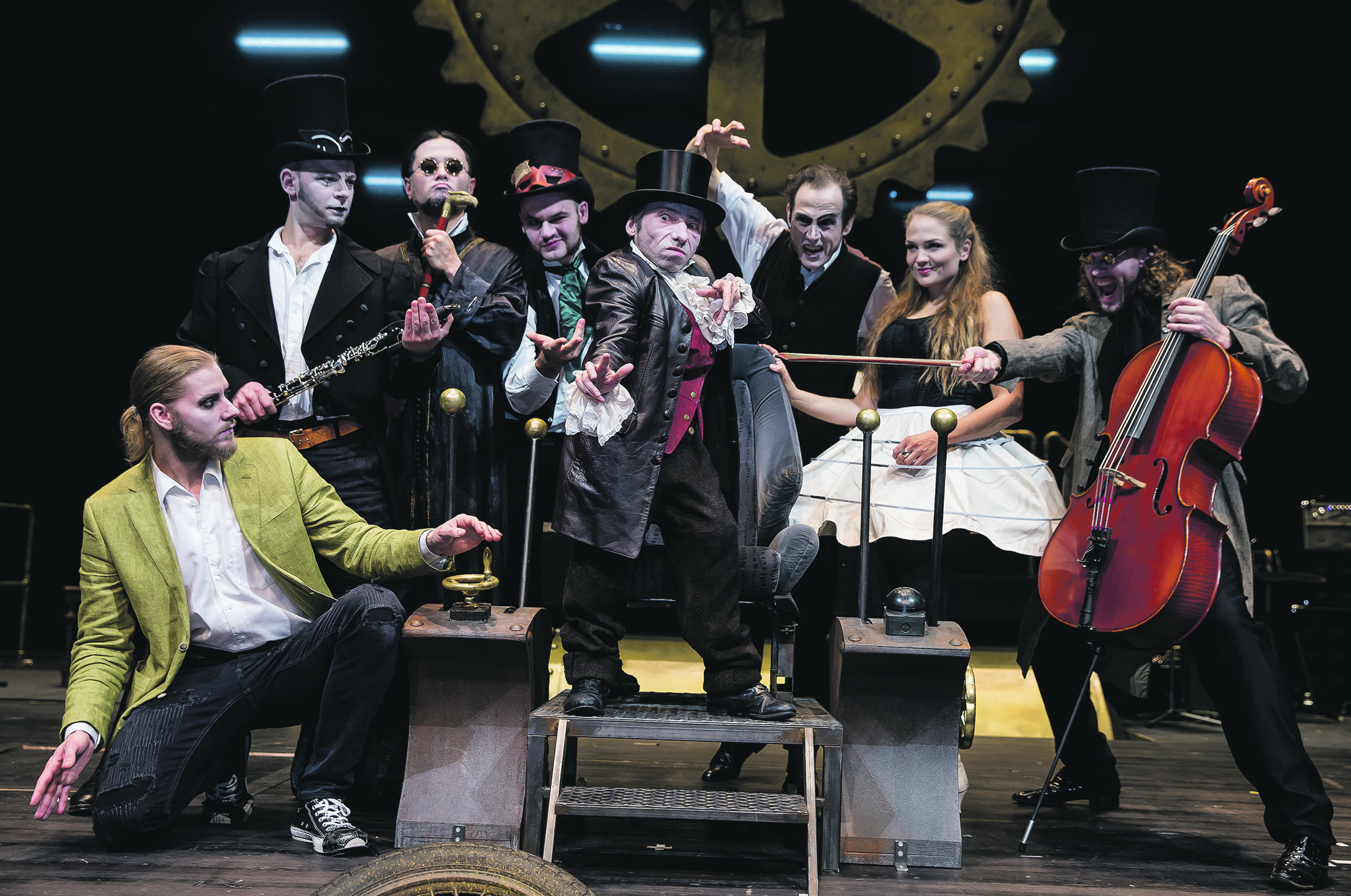 Das Ensemble der Steampunk-Oper „Klein Zaches, genannt Zinnober“. Foto: Gerd Kaemper