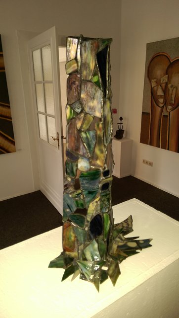 "Aus dem Chaos" Glasplastik von Doc Davids in der Galerie an der Ruhr vor Arbeiten von J.H. Block