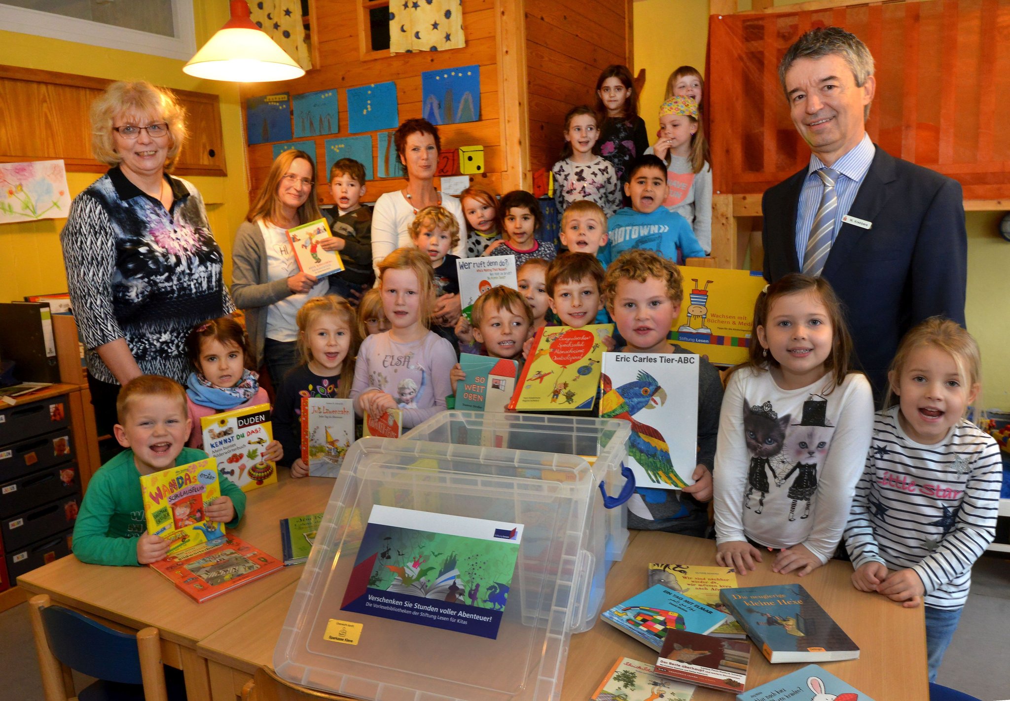  Eine Bücherkiste für den St. Anna Kindergarten in Materborn - Kleve Bildidee 