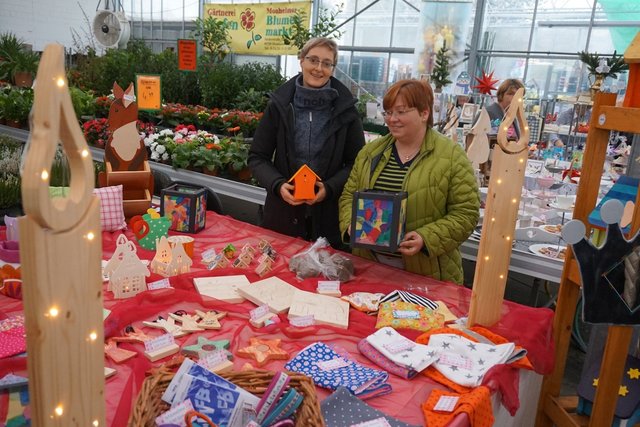 Simone Friemel (links) und Jutta Michel am Stand der WFB Werkstätten Langenfeld.