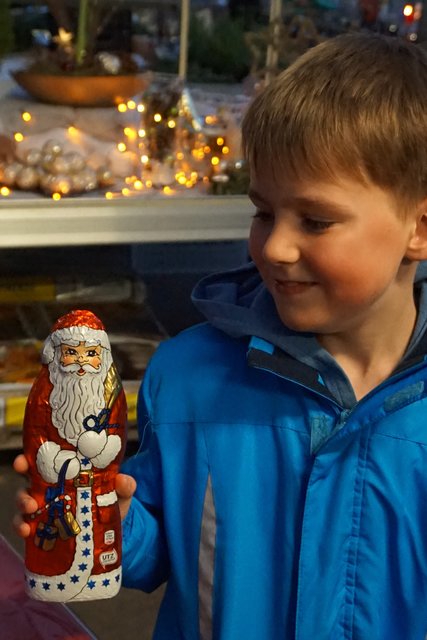 Süße Geschenke hatte Maria für die Kinder bereit.