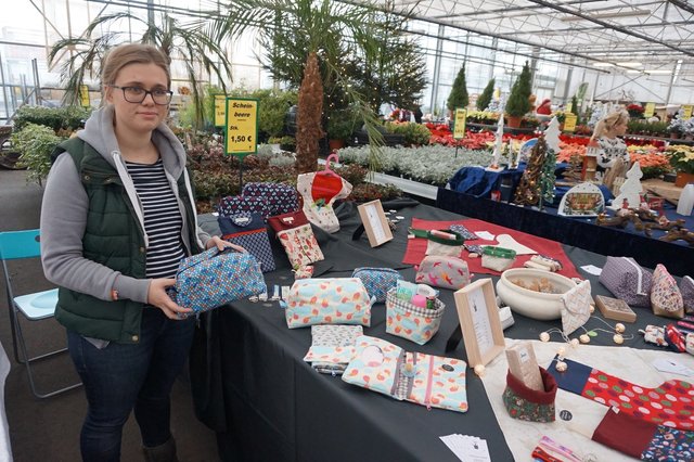 "Fraäulein Calu" mit ihrem Taschenangebot.