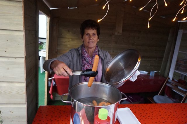 Maria Stefen verkauft Bockwurst und Punsch zugunsten der WFB Werkstätten Langenfeld.