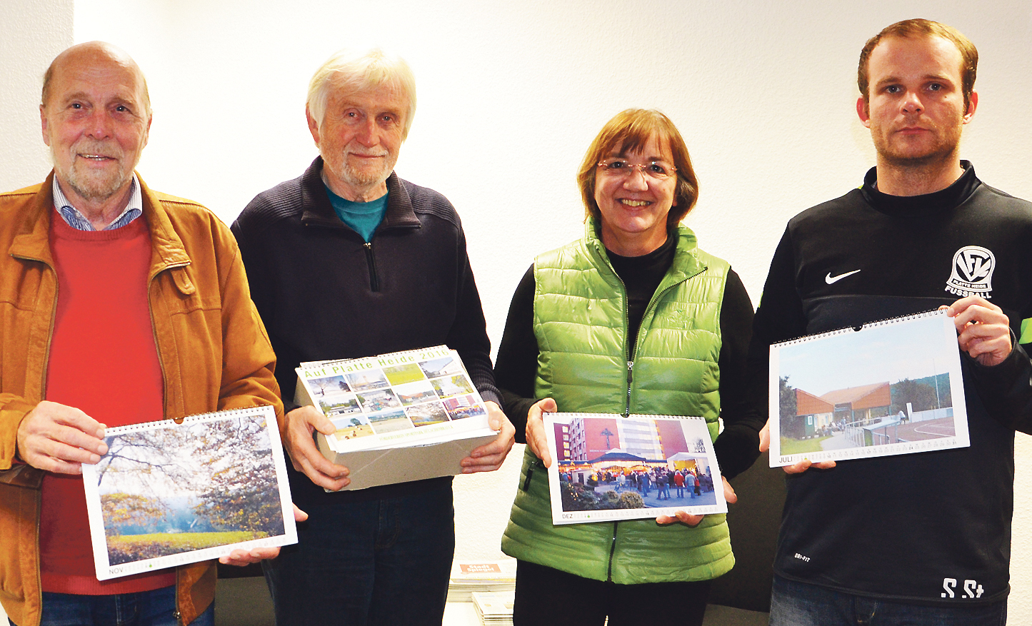 Beim Besuch in der Stadtspiegel/Lokalkompass-Redaktion: Siegbert Rotter, Ingo Wolf, Veronika Edler und Sebastian Stein (v.li.) zeigen einige der Kalendermotive.