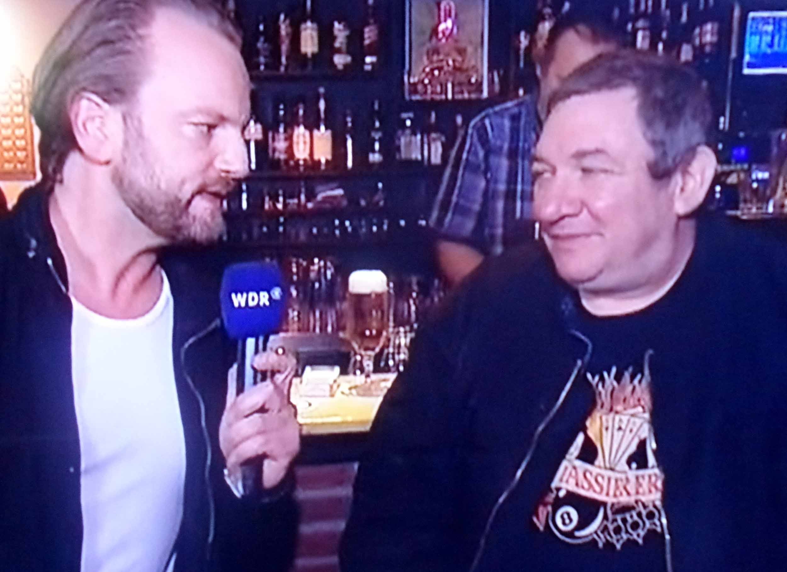 "Kassierer"-Frontmann "Wölfi" Wendland (rechts) im Interview mit Jörg Steinkamp. TV-Repro: Peter Mohr