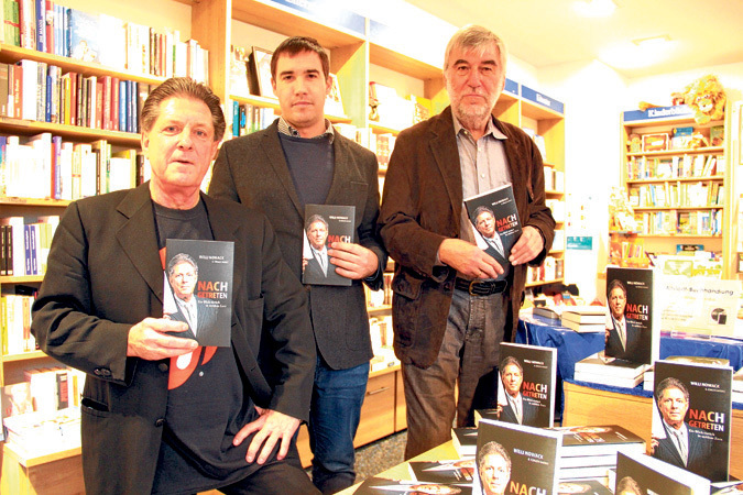 Willi Nowack (links) stellte sein Buch heute mit Dr. Thomas Grosse-Wilde und Co-Autor Jürgen Hainke (rechts) in der Altstadt-Buchhandlung vor. Foto: Decker