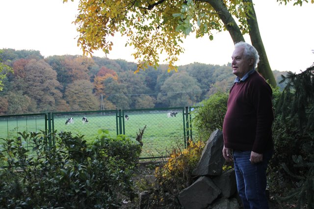 Hinter dem Garten liegen Weiden und dahinter Wald, ein ruhiges idyllisches Plätzchen also, in dem der ehrenamtliche Engagierte doch so wenig Zeit verbringt.