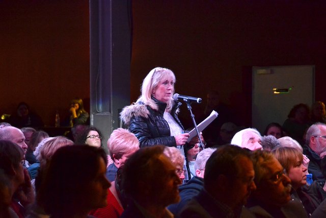 Claudia Ludwig von der UBP stellt gesammlte Fragen von Anwohnern.