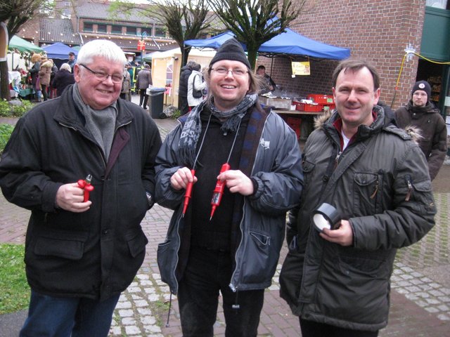 Jürgen Plume und Andreas Schwamborn sowie Michael Jung von Elektro-Jung sorgen für die Stromanschlüsse.