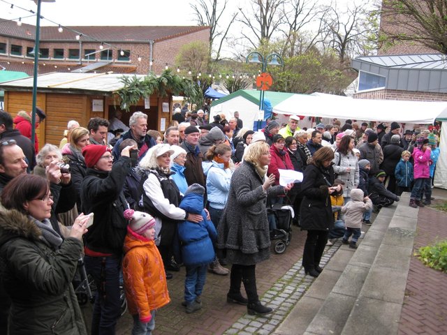Das Publikum umrahmt die Bühne, auf der die verschiedenen Gruppen auftreten.