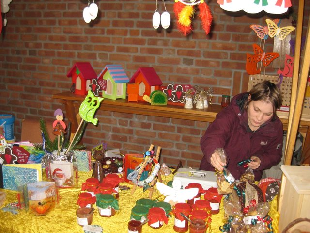 Am Stand der WFB kann man viele selbst gefertigte Geschenke erstehen.