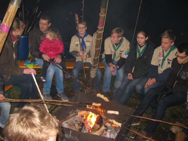 In der Pfadfinder-Jurte wird Stockbrot gebacken.