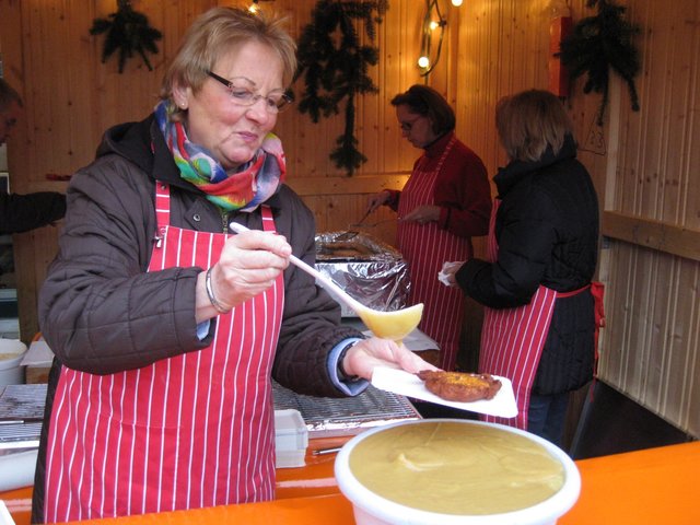 Beim Kirchenchor Cäcilia gibt es die heiß begehrten Reibekuchen mit Apfelmus.