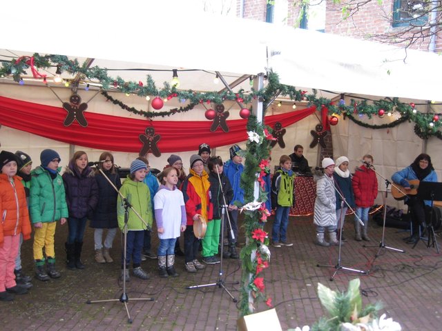 Immer beteiligt ist die Gemeinschaftsgrundschule Richrath-Mitte mit einer Klasse aus dem kath. Teilstandort Zehntenweg.