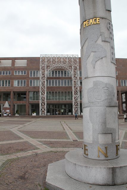 Die Friedenssäule auf dem Dortmunder Friedensplatz vor dem Rathaus.