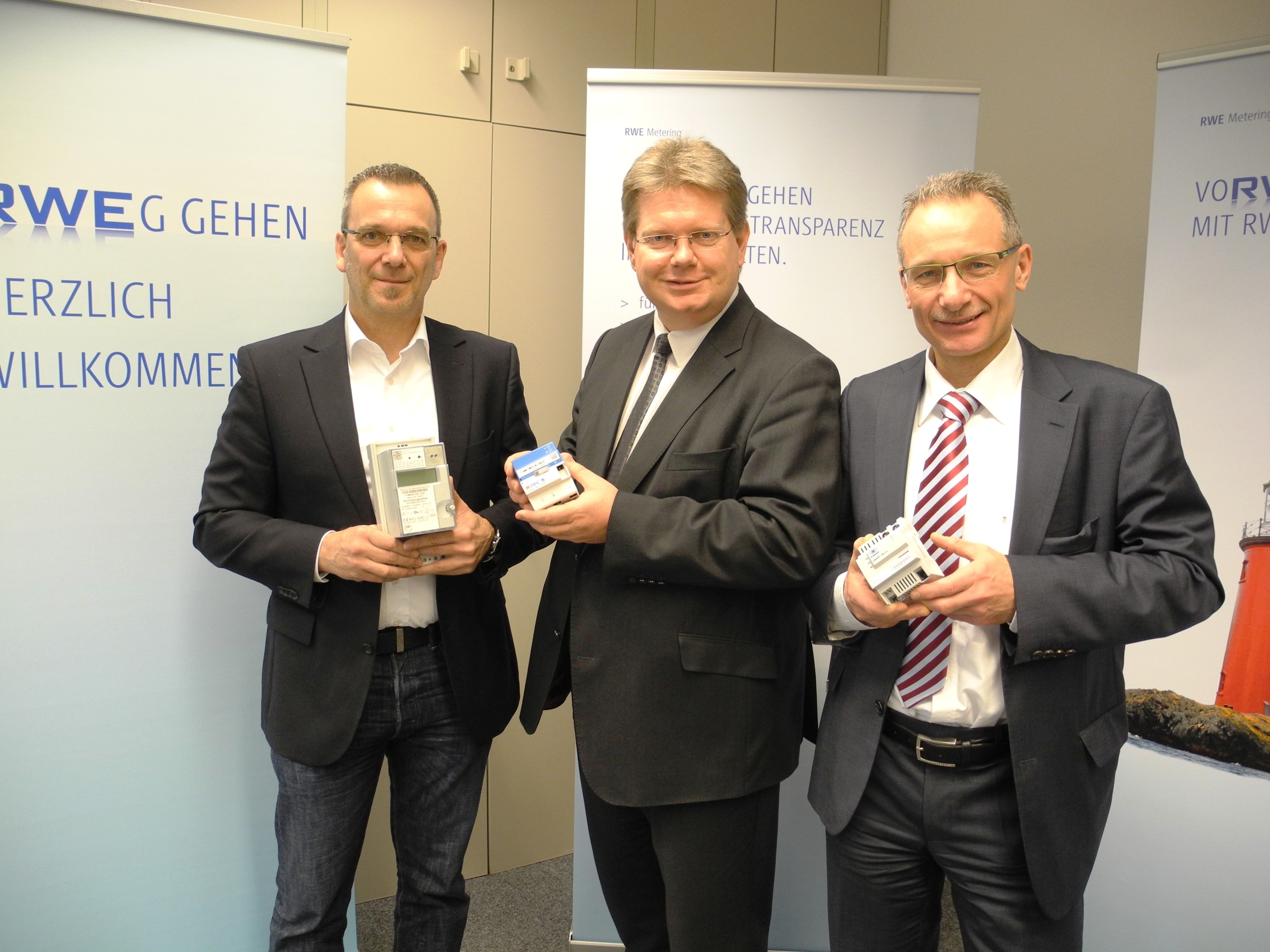 Gerhard Radtke, Projektleiter bei RWE Metering, Dr. Arndt Neuhaus, Vorstandsvorsitzender der RWE Deutschland AG, und Thomas Kohlstrung, Leiter Region Westfalen bei Westnetz, stellten die neuen Messsysteme vor.