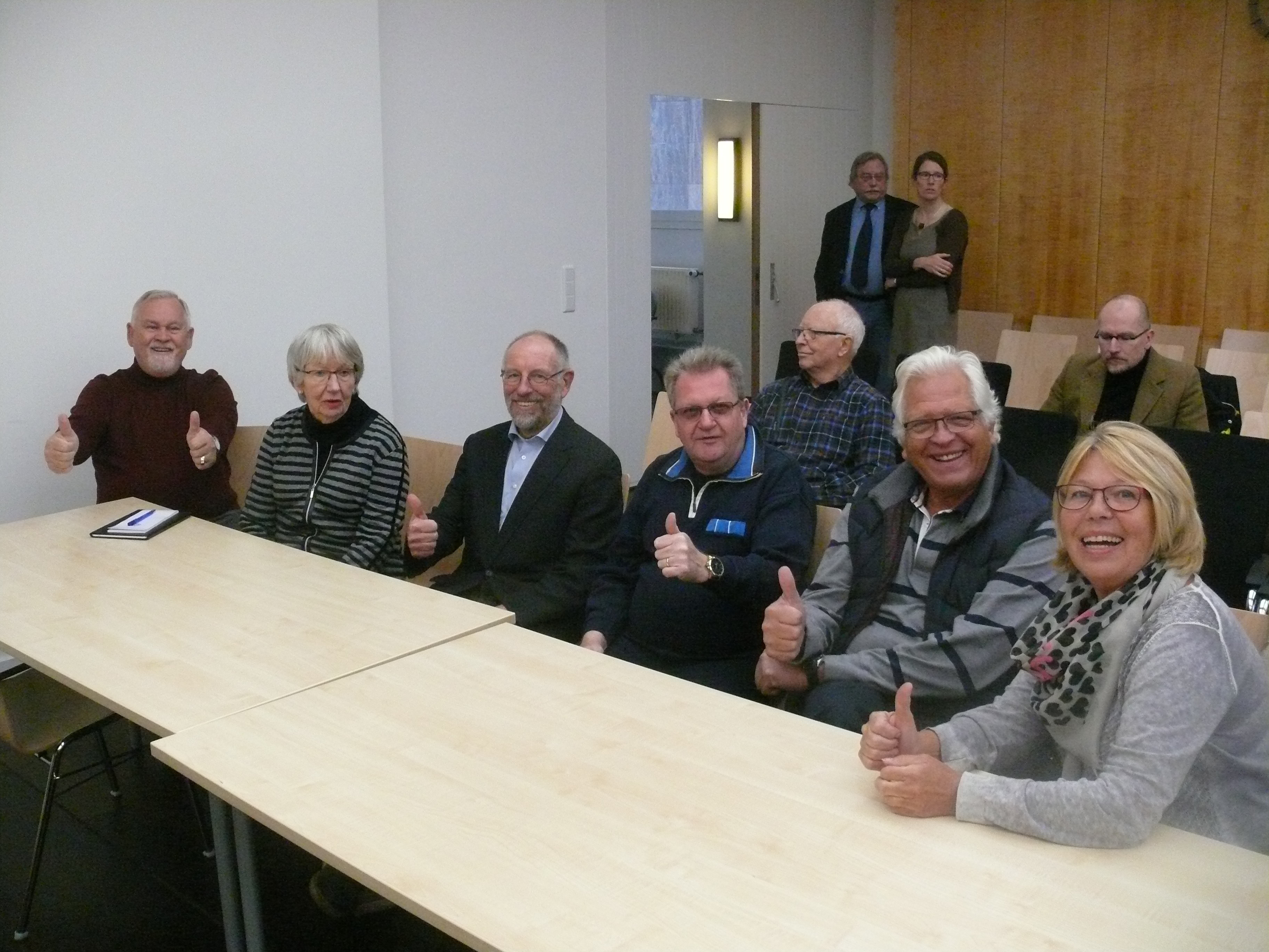 Die erfolgreichen Kläger, die schon vor dem Urteil selbstbewusst an ein gerechtes Urteil geglaubt haben. Wie sich 15 min. später zeigen sollte: zu Recht.