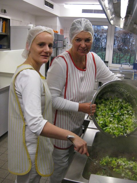 Gesund gekocht: Barbara Grau (links) und Sandra Kaiser bereiten einen japanischen Laucheintopf vor.