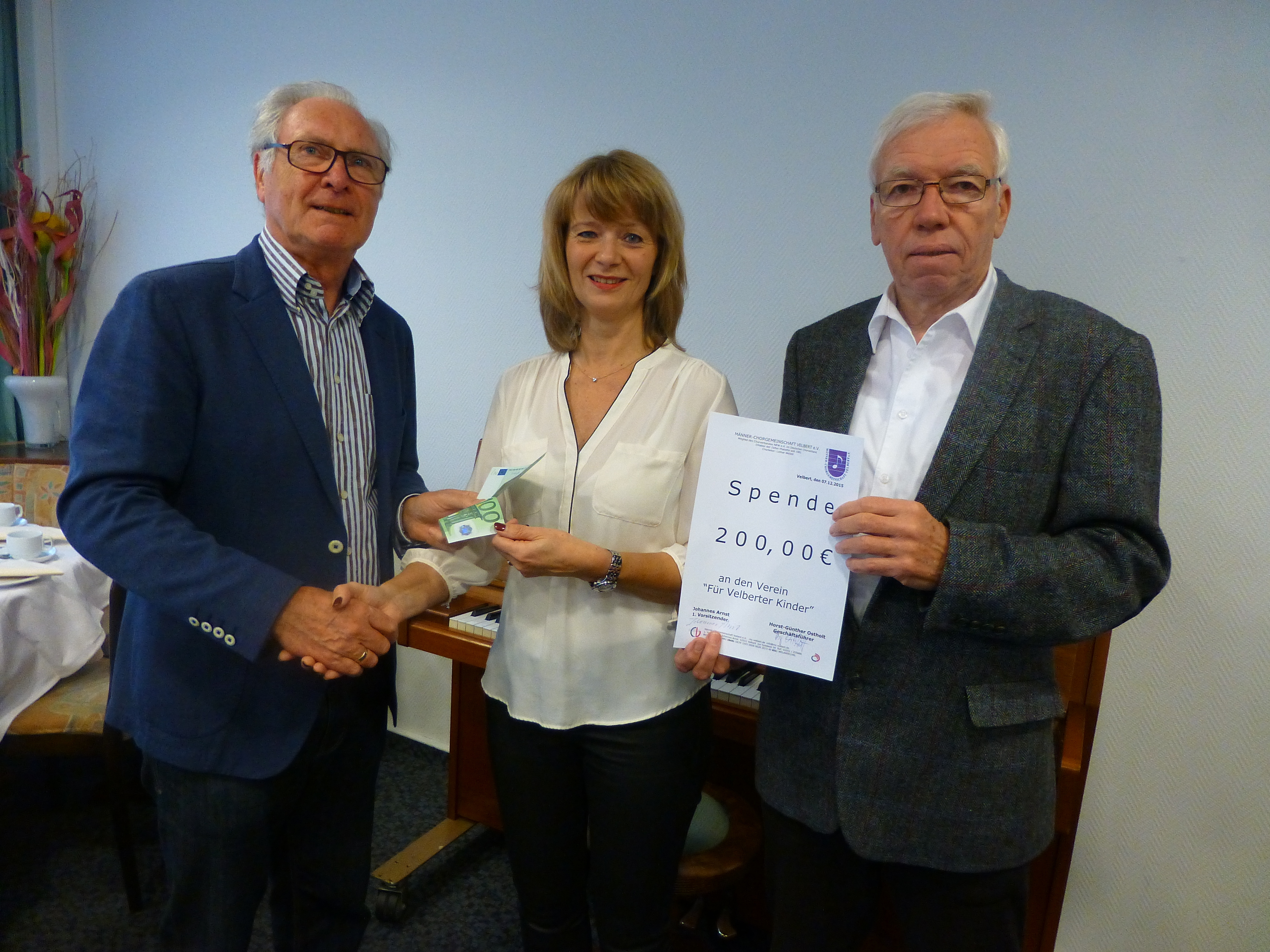 Spendenübergabe: Horst-Günther Ostholt (GF), Elke Grünendahl, Johannes Arnst (1. Vorsitzender)