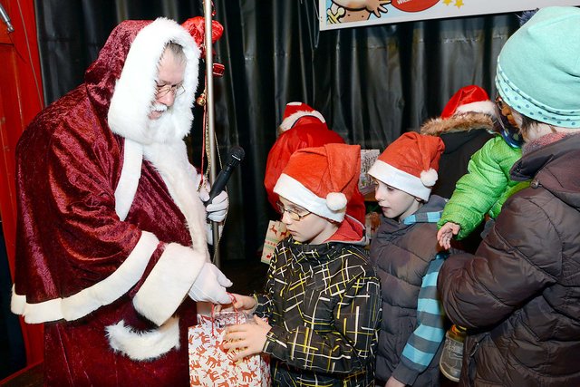 Der Nikolaus bescherte den kleinen Besuchern des Weihnachtsmarktes auf der Bühne. | Foto: Schmitz