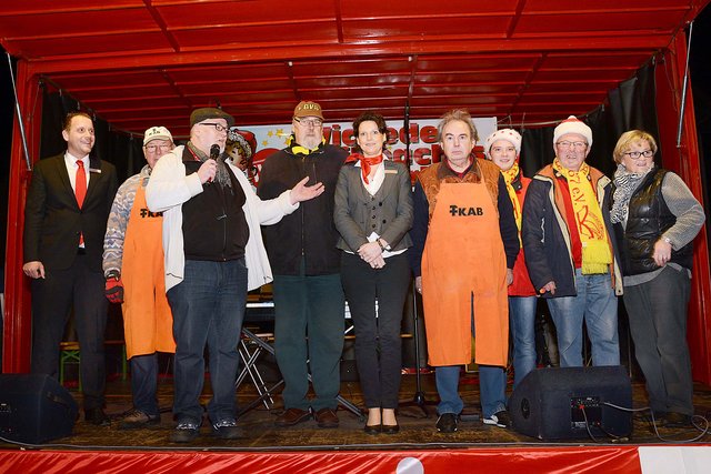 Die Eröffnung des Wickeder Weihnachtsmarktes mit dem IWV-Vorsitzenden Dirk Sanke (3.v.l.). | Foto: Schmitz