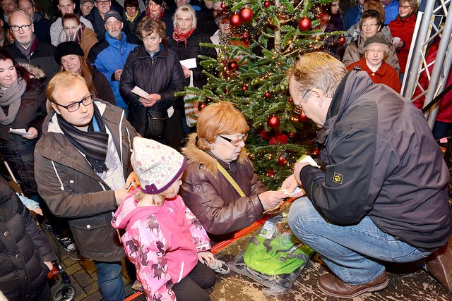 Die Tombola-Gewinnübergabe. | Foto: Schmitz
