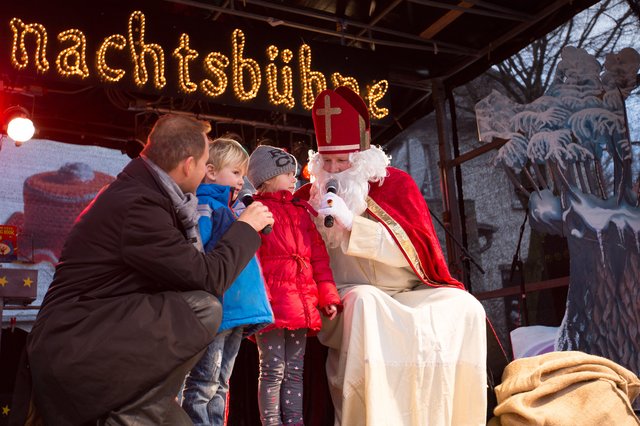 Bei schüchternen Kindern griffen der Nikolaus und Moderator Dirk Elfgen unter die Arme. | Foto: Heike Cervellera