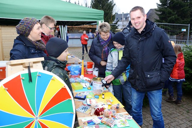 Am Ev. Gemeindehaus Asseln lockt wie in 2014 auch wieder ein kleiner Weihnachtsmarkt mit Ständen von Frauenhilfe und Müttern auf Zack. | Foto: Schmitz