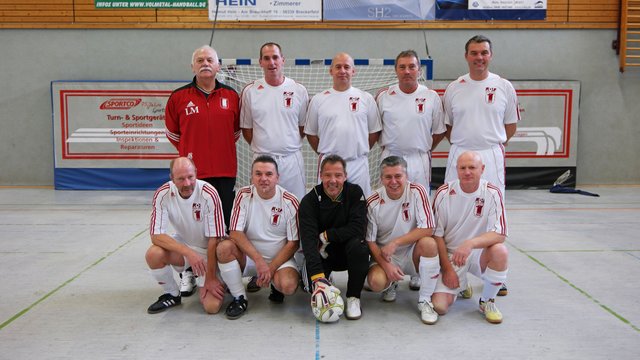 Ü-50 KREISPOKALSIEGER 2015 wurde die Kreisauswahl von Hagen. Auf dem Bild v.h.l.n.r.: Betreuer L. Marohn; M. Frings; M. Deuerling; M. Hahn; C. Rosenbaum; M. Stremme; H. Opfermann; K. Boelhke; P. Grondziel; A. Hekel
