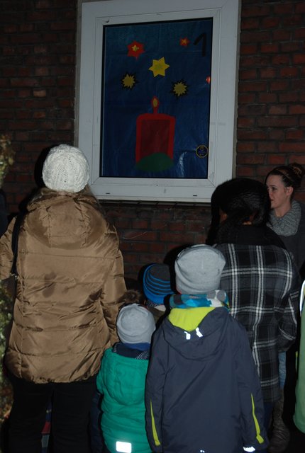 Endlich ist es soweit: Das erste Fenster wurde enthüllt und zeigt als Motiv eine Kerze, die symbolisch den ersten Advent darstellen soll.