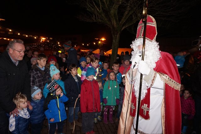Der Nikolaus wurde sehnsüchtig von vielen Kindern erwartet und hatte viel zu tun.
