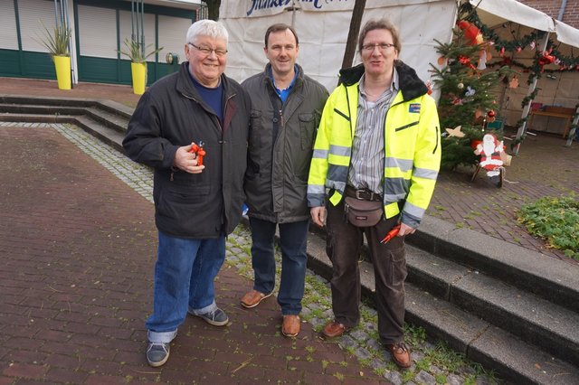 Die "Stromversorgungsmannschaft" der WFB Werkstätten: von links Jürgen Plume, Michael JUng von Elektro-Jung, Frank Sümnick. Nicht auf dem Foto ist Andreas Hohn.