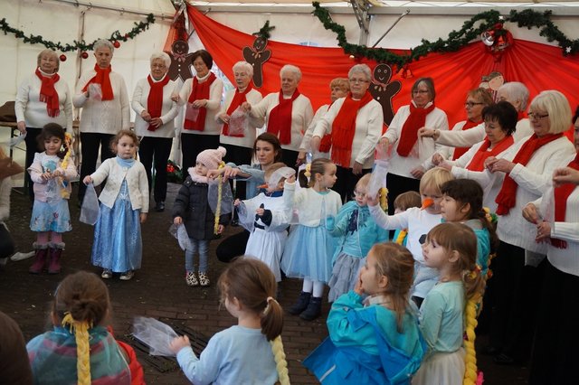Die Rosi-Dancers des Senioren-Treffs beim gemeinsamen Auftritt des kath. Familienzentrums St. Martin  (Kindergartenkinder).