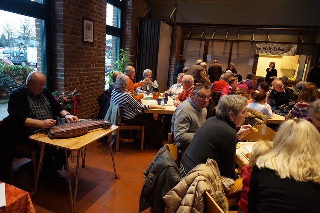 Baurat a.D. Hans-Otto Weber unterhält die Gäste der Cafeteria mit weihnachtlichem Zitherspiel.