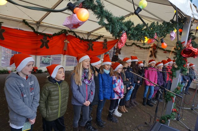 Die Klasse 4b der Gemeinschaftsgrundschule Richrath-Mitte mit dem kath. Teilstandort Zehntenweg