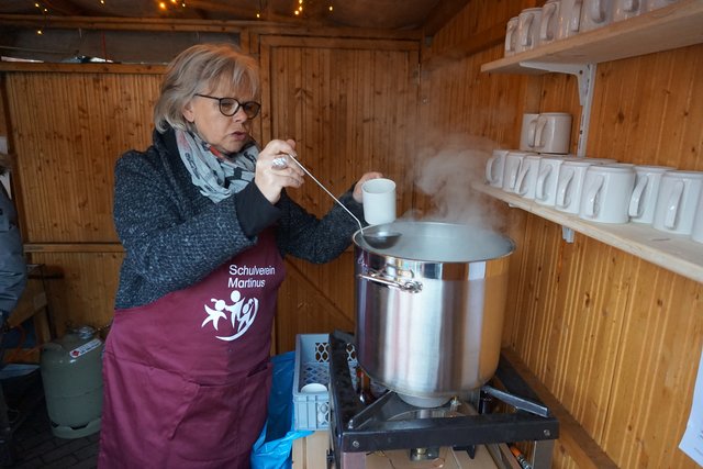 Apfelbowle des Schulvereins mit Vanilleeis und auf Wunsch mit Calvados.