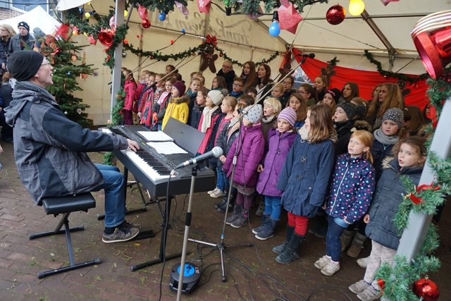 Der Kinder- und Jugendchor St. Martin erfreute mit schönem Gesang. Leitung: Peter Gierling.