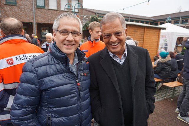Bürgermeister Frank Schneider (links) und Hausherr Pastor Gerhard Trimborn.