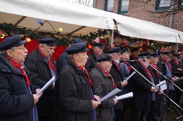 Der Shanty-Chor Richrath pflegt semännische Weihnachtsmusik.
