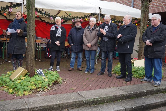 Monika Fontaine (links) bedankt sich bei den Initiatoren des Richrather Weihnachtsmarktes.