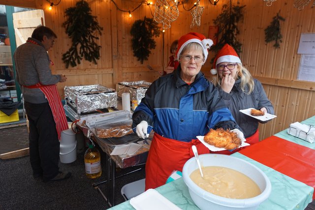 Am Reibekuchenstand des Kirchenchores Cäcilia bilden sich lange Schlangen.