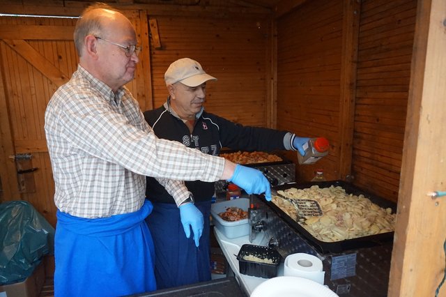Hier bruzzelt die Räuberpfanne der WFB Werkstätten, es gibt sie schon seit Beginn des Weihnachtsmarktes vor 20 Jahren.