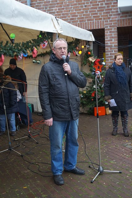 Brudermeister Wolfgang Schützt begrüßt die Besucher nach dem Mittagsleuten.