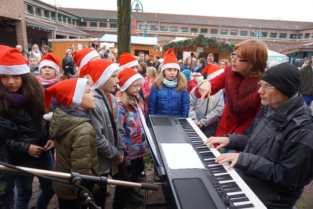 Die Schulklasse 4b probt noch einmal kurz den Auftritt.