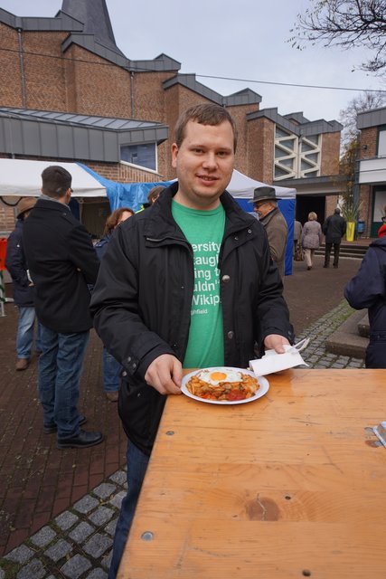 Magnus Gühmann lässt sich die Räuberpfanne der WFB schmecken.