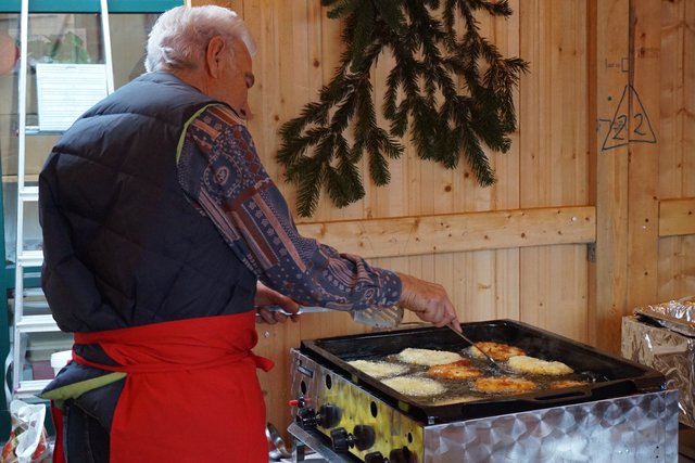 Die Reibekuchen des Kirchenchores Cäcilia konnten nicht schnell genug fertig werden.