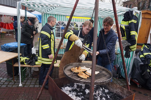 Bei der Feuerwehr gan es wieder Grillwurst.
