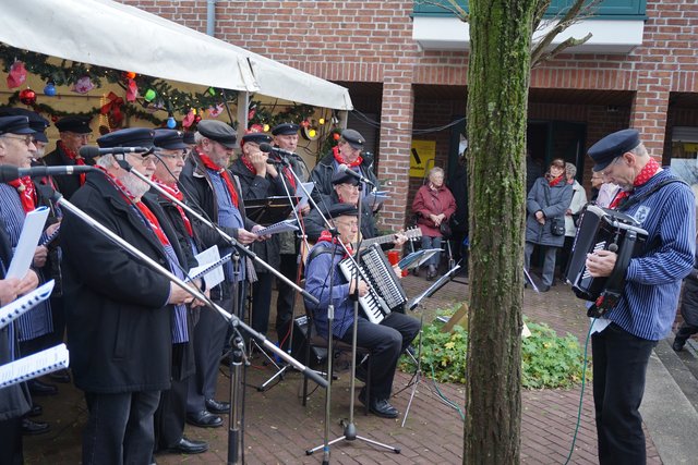 Der Shanty-Chor wurde von Akkordeons und Gitarre begleitet.