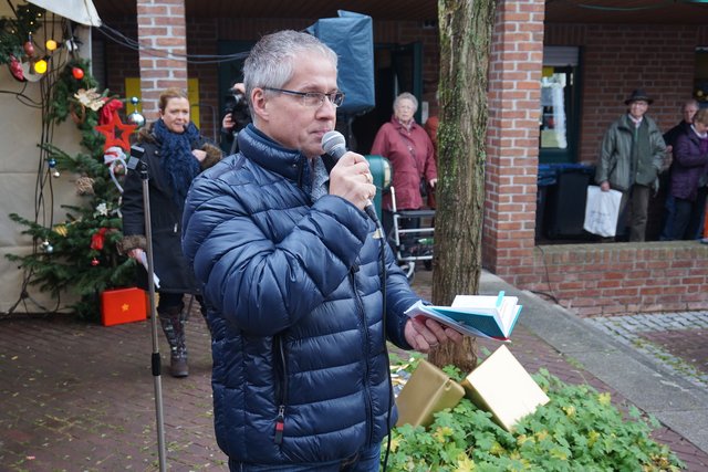 Bürgermeister FRank Schneider bei der offiziellen Eröffnung des Richrather Weihnachtsmarktes.