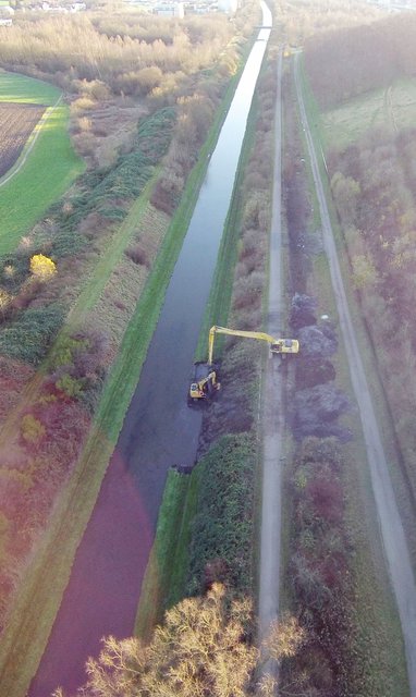 Das Luftbild zeigte es deutlich. Der bislang gerade Flusslauf wird aufgeweitet, so dass sich das Wasser entfalten kann. Fotos: Emschergenossenschaft